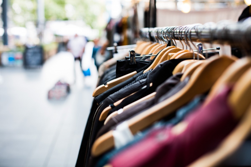 magasin-TRIGANCE-min_blur_close_up_focus_hanger_jacket_market_people_rack-1176303
