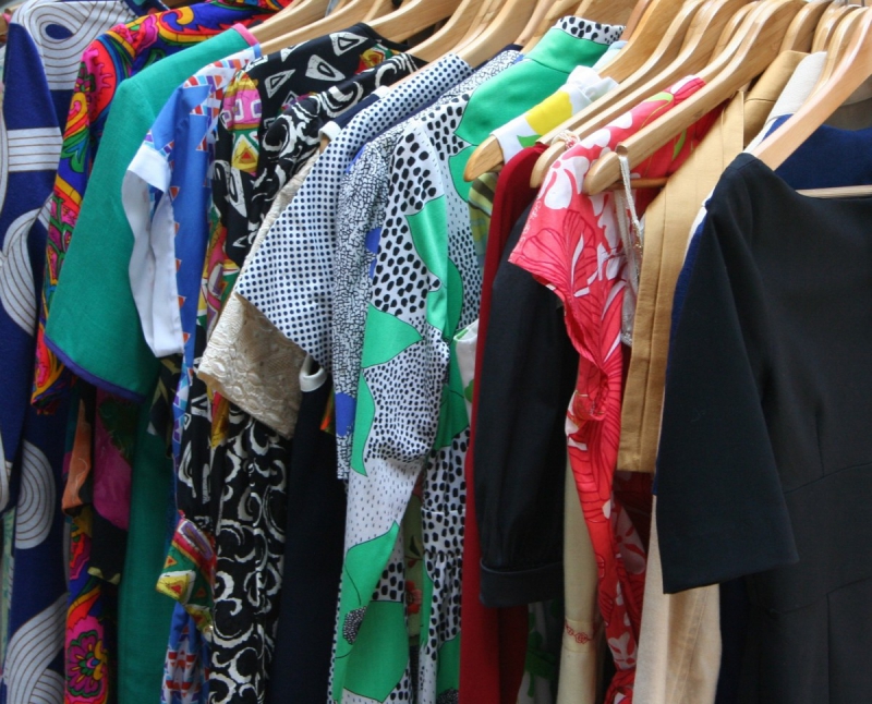 magasin-TRIGANCE-min_dresses_apparel_clothing_clothes_clothes_hangers_wooden_hangers_retail_shop_closet-1149845