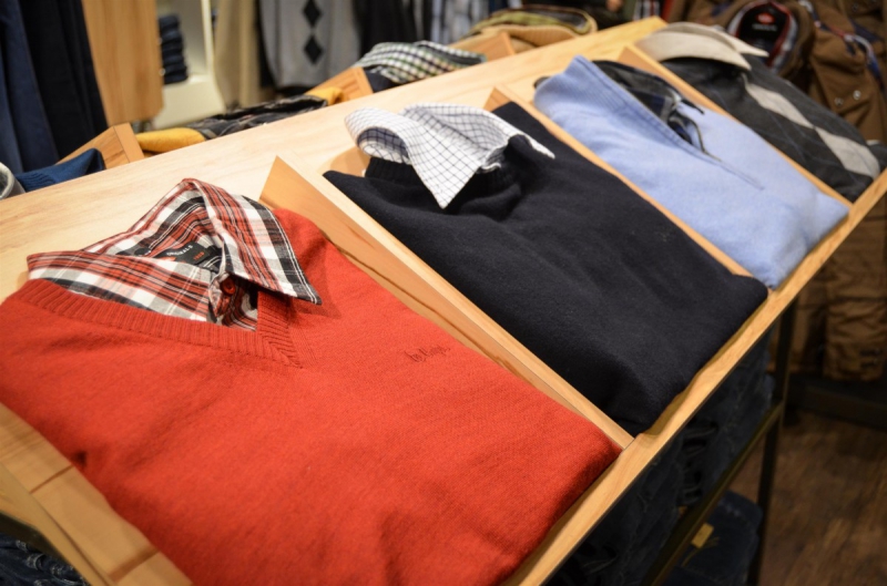 magasin-TRIGANCE-min_sweater_sweaters_shirts_exhibition_shop_shopping_shelf_buy-940699