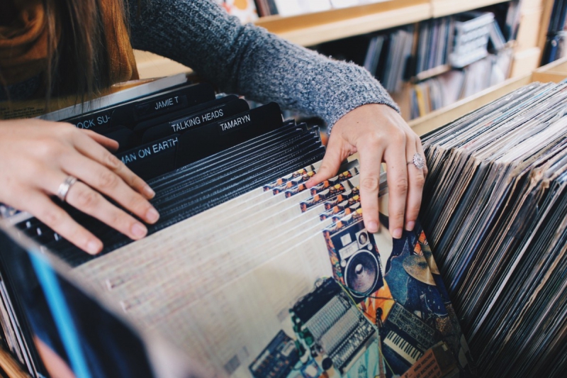magasin-TRIGANCE-min_vinyl_records_store_shopping_retro_music_audio_album_rock-684576